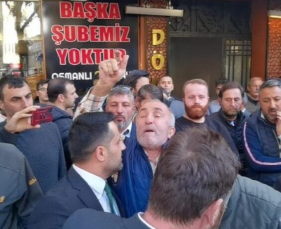 Ahmet Davutoğlu’na yurttaştan “PKK ile birliktesiniz” tepkisi
