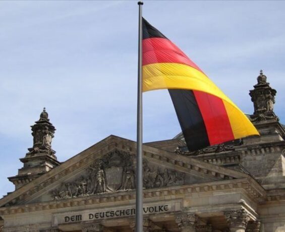 Almanya’da hükümet yurttaşlık almayı basitleştiriyor