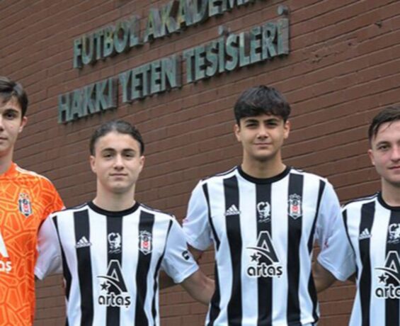 Beşiktaş, 4 futbolcuyla profesyonel kontrat imza attı