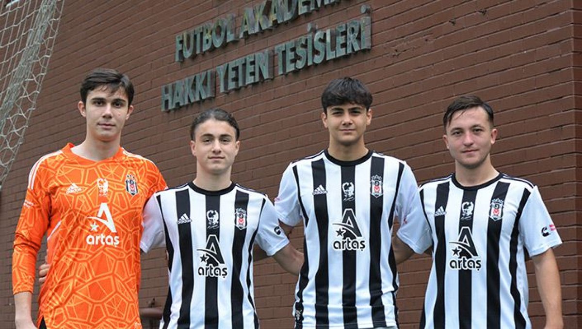 Beşiktaş, 4 futbolcuyla profesyonel sözleşme imzaladı #1
