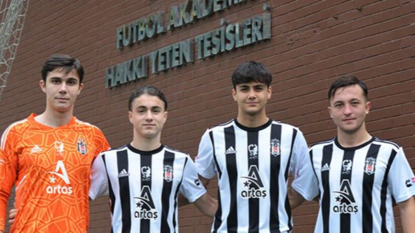 Beşiktaş, 4 futbolcuyla profesyonel kontrat imza attı