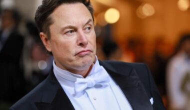 Elon Musk: Apple ve Google’a karşı seçenek telefon yapabilirim