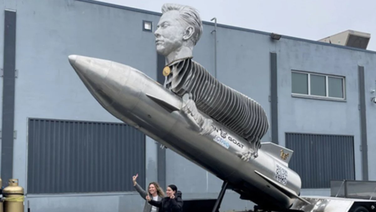 Elon Musk ın 12 ton ağırlığındaki heykeli gündem oldu #1