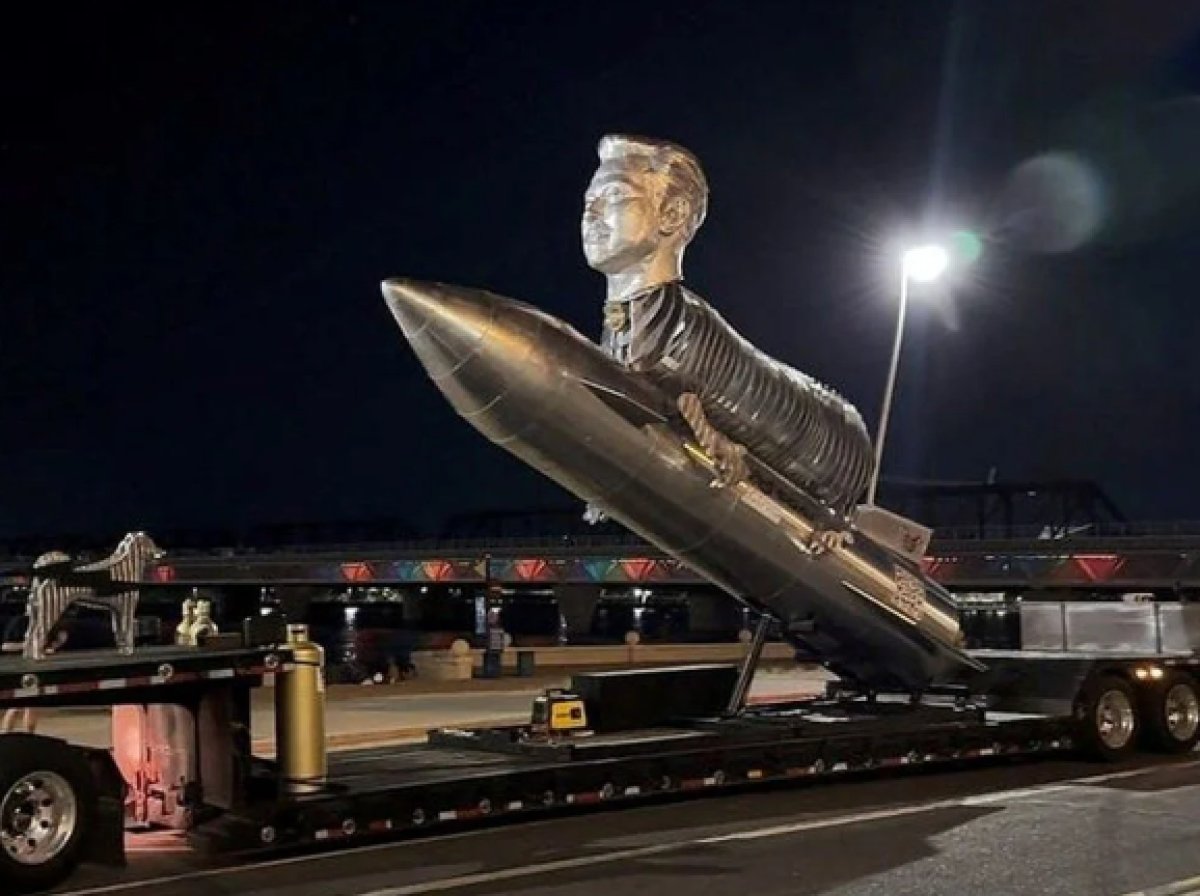 Elon Musk ın 12 ton ağırlığındaki heykeli gündem oldu #2