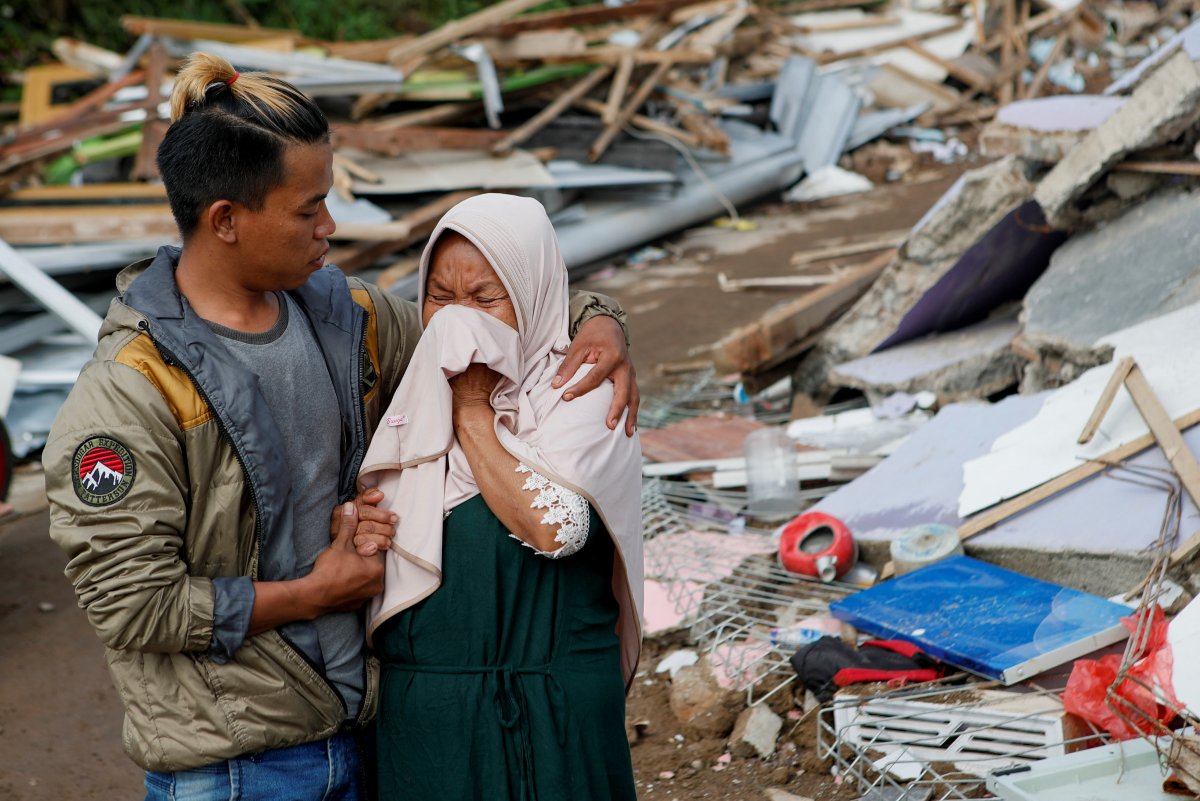 Endonezya da bir çocuk, depremden 2 gün sonra enkazdan kurtarıldı #1
