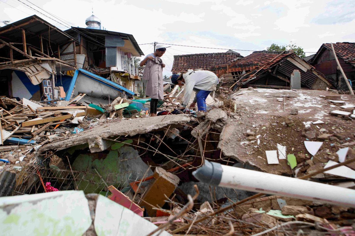 Endonezya da bir çocuk, depremden 2 gün sonra enkazdan kurtarıldı #2