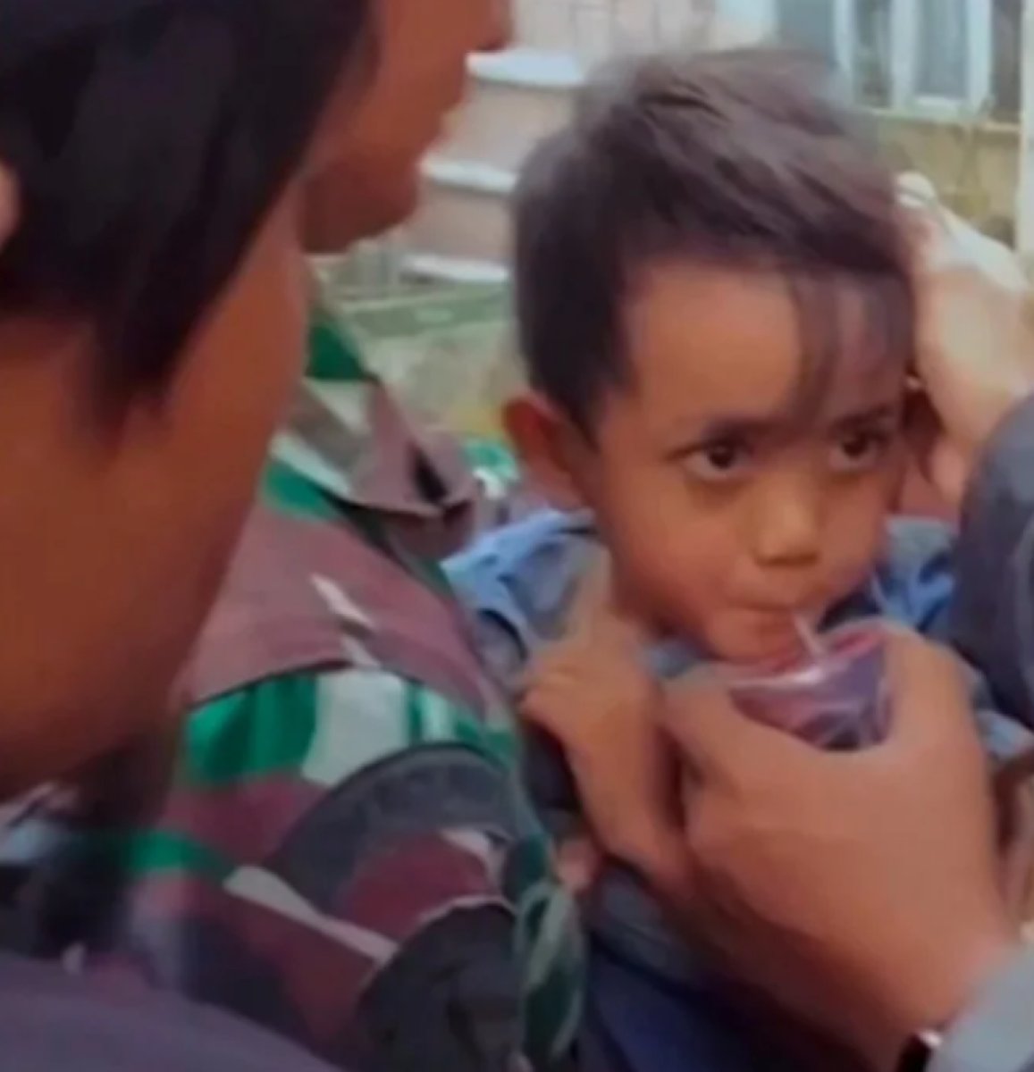 Endonezya da bir çocuk, depremden 2 gün sonra enkazdan kurtarıldı #3