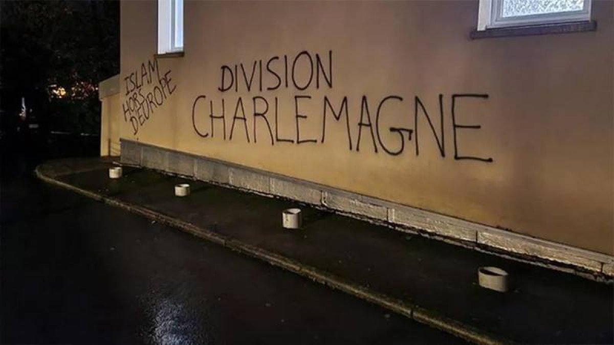 Fransa da bir cami duvarına ırkçı ifadeler yazıldı #1