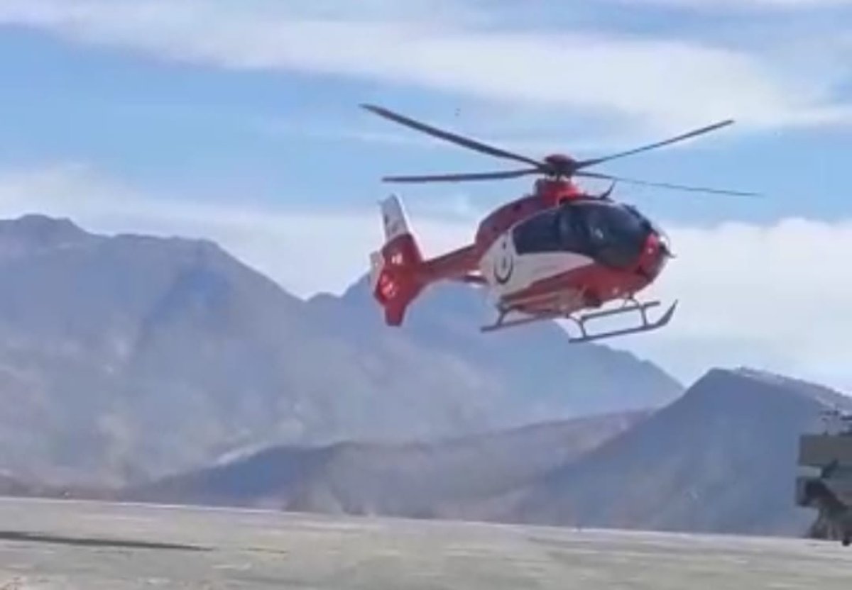 Hakkari de kalp krizi geçiren adam için ambulans helikopter havalandı #1