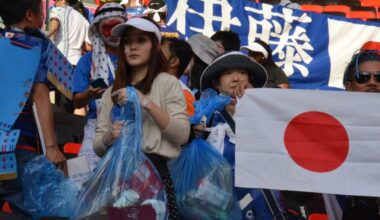 Japonlar bozgunun ardından tribünleri arındı