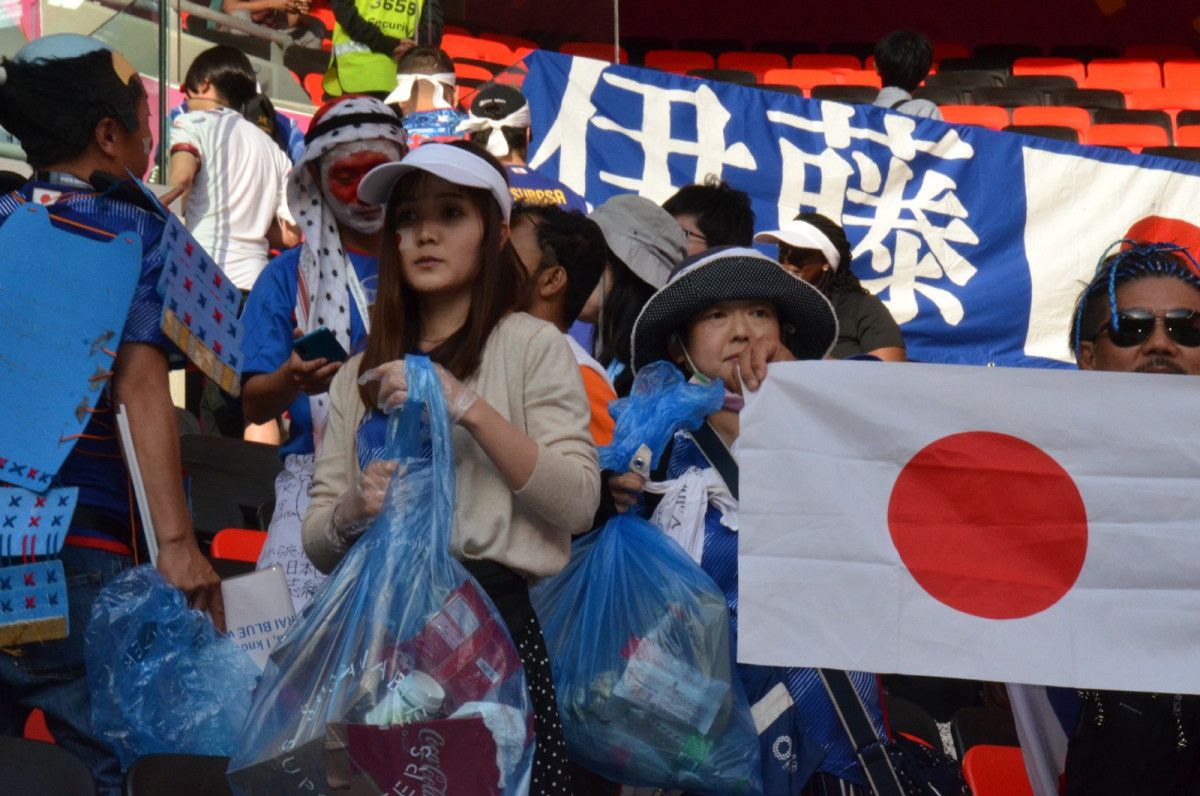 Japonlar mağlubiyetin ardından tribünleri temizledi #1