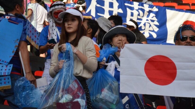 Japonlar bozgunun ardından tribünleri arındı