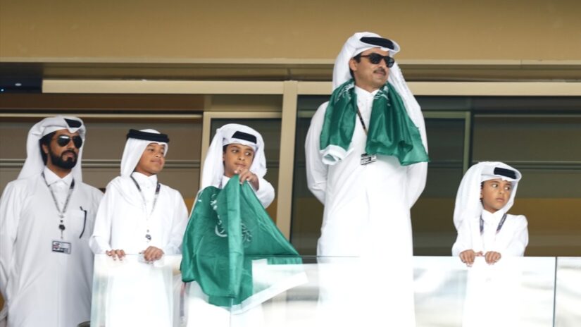 Katar Dikteyi Temim’den trübünde Suudi Arabistan’a destek