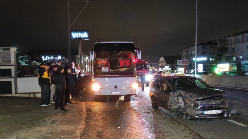 Kocaeli’de birbiriyle tartışan sürücülerin araçları çarpıştı, 5 kişi yaralandı