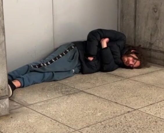 Londra’da evsizler kaldırımda uyuyor, yalvararak yaşamda kalıyor