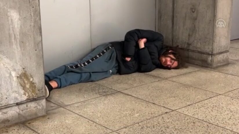 Londra’da evsizler kaldırımda uyuyor, yalvararak yaşamda kalıyor