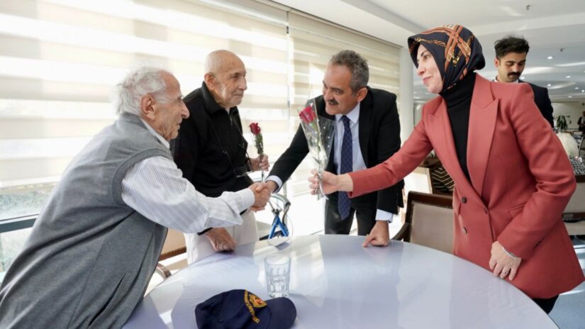Mahmut Özer’den huzurevinde yaşayan emekli hocalara ziyaret