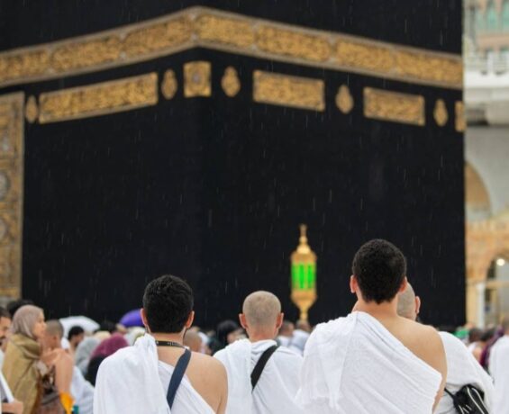 Müslümanlar, şiddetli yağışa aldırmadan Kabe’yi dualarla tavaf etti