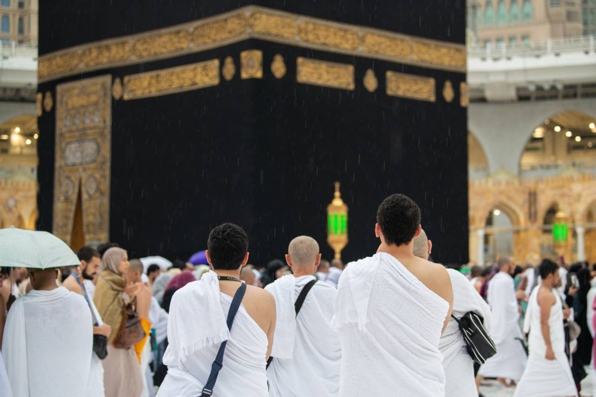 Müslümanlar, şiddetli yağışa aldırmadan Kabe yi dualarla tavaf etti #1