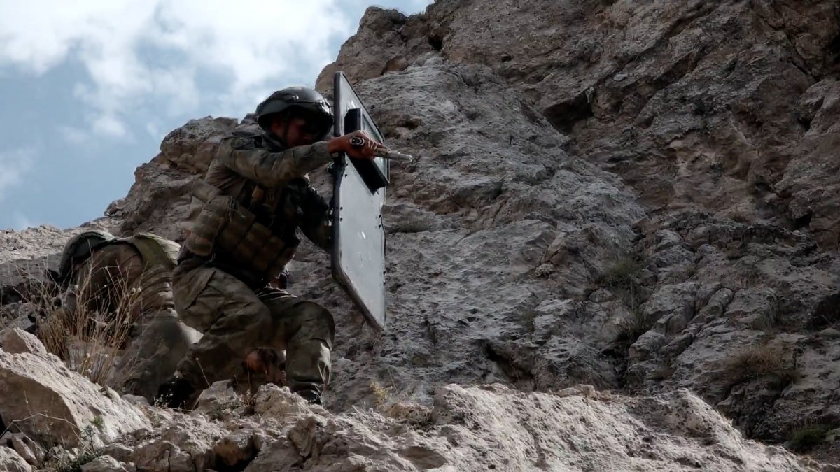 Türk askerinin, Zap bölgesinde terör inine girdiği anlar #3