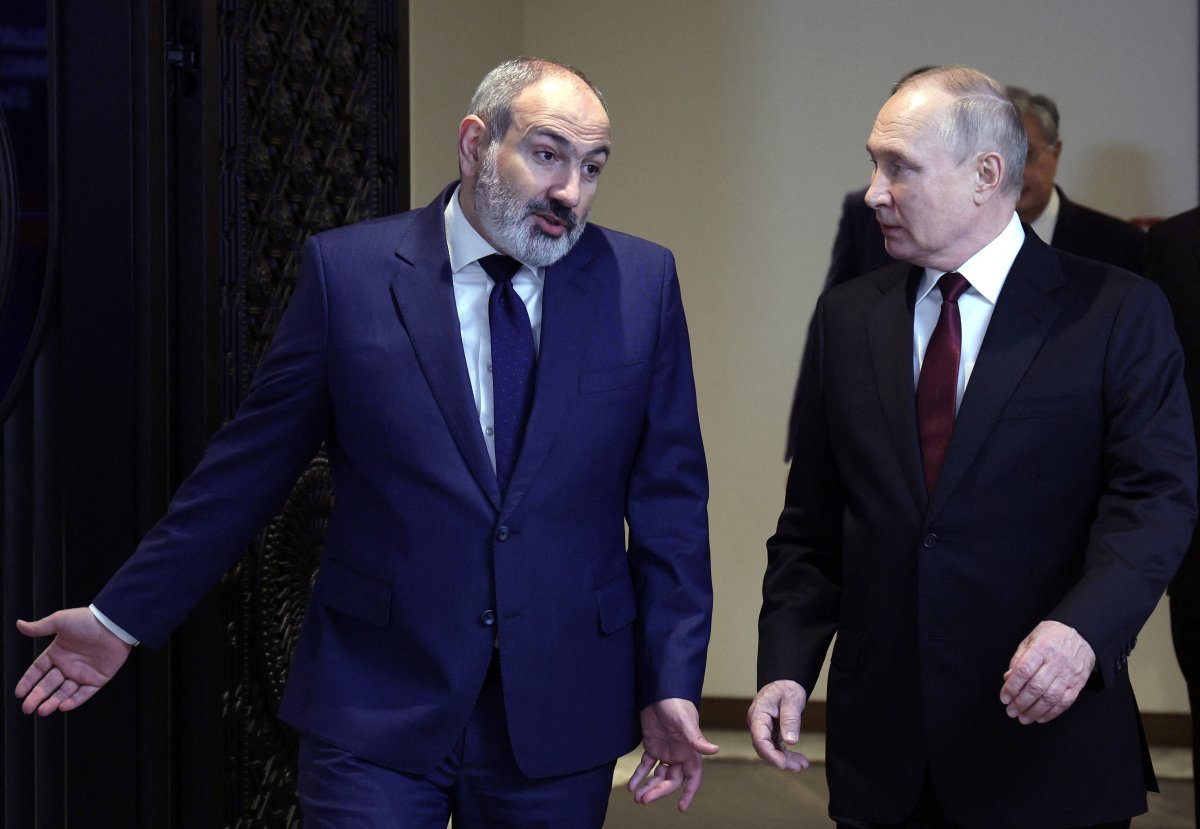 Vladimir Putin ile Nikol Paşinyan bir araya geldi #1