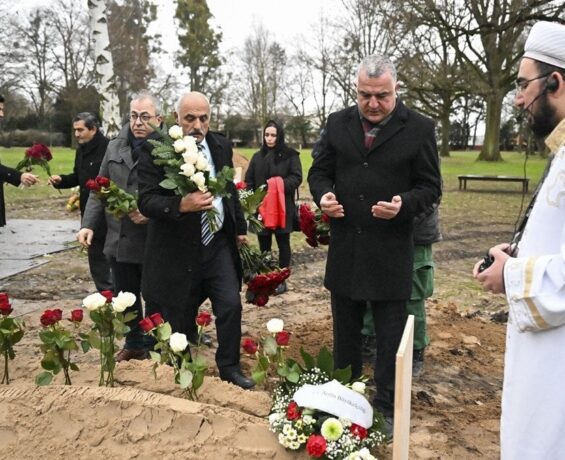Almanya’da cenazesi yanlışlıkla yakılan Türk vatandaşının külleri toprağa verildi