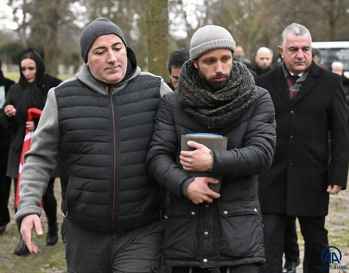 Almanya da cenazesi yanlışlıkla yakılan Türk vatandaşının külleri toprağa verildi #2