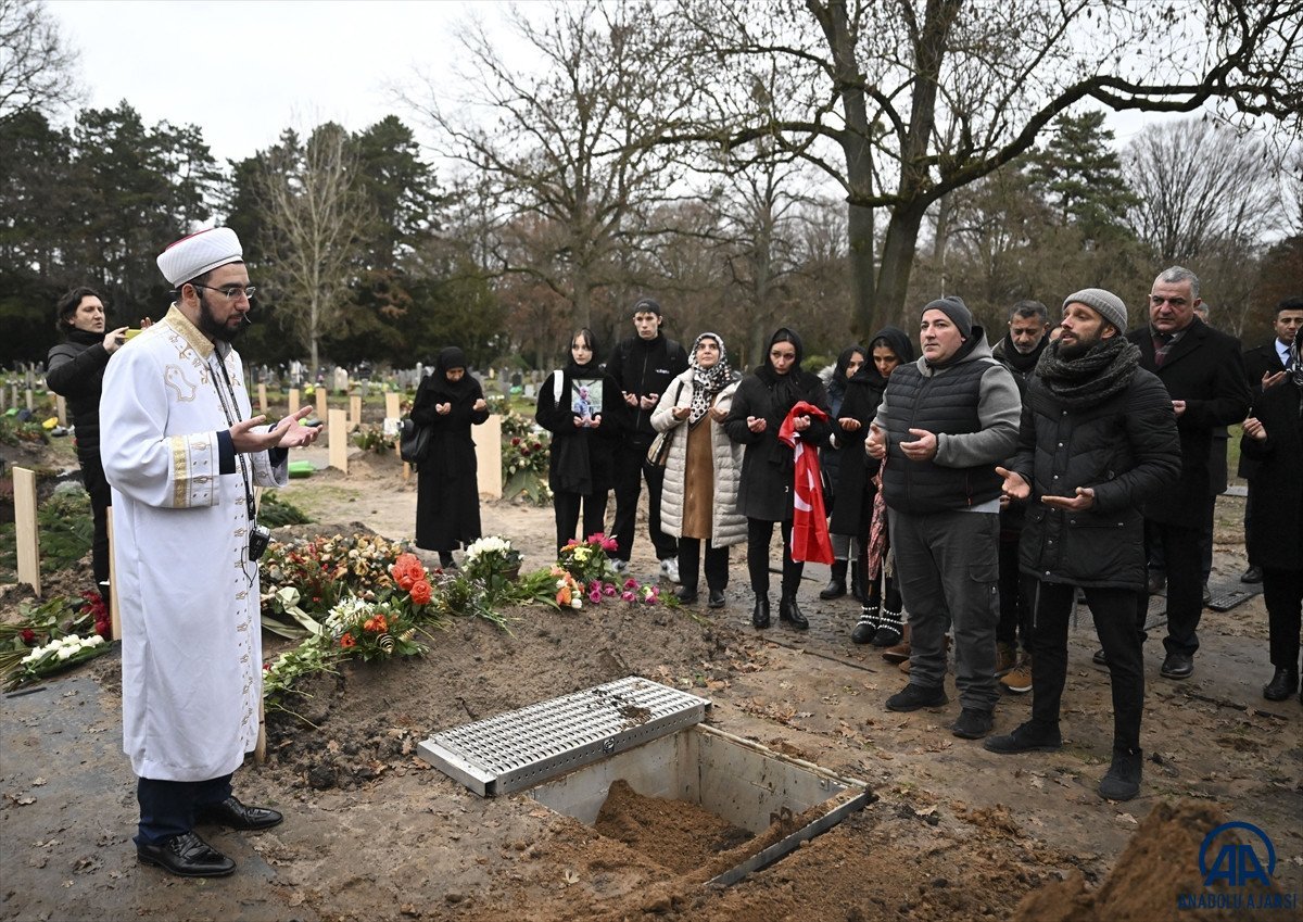 Almanya da cenazesi yanlışlıkla yakılan Türk vatandaşının külleri toprağa verildi #3
