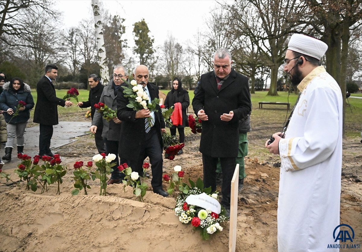 Almanya da cenazesi yanlışlıkla yakılan Türk vatandaşının külleri toprağa verildi #5