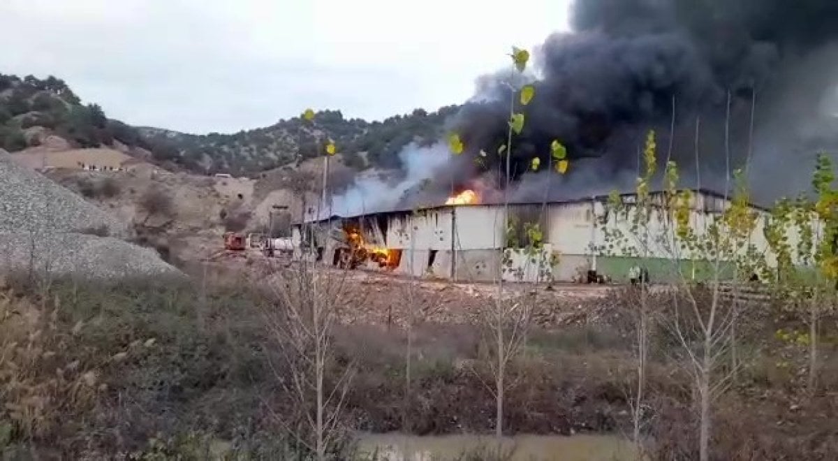 Amasya da yangın çıkan fabrika küle döndü #3