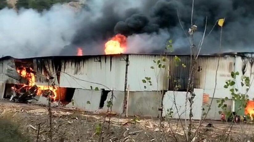 Amasya’da yangın çıkan fabrika küle döndü