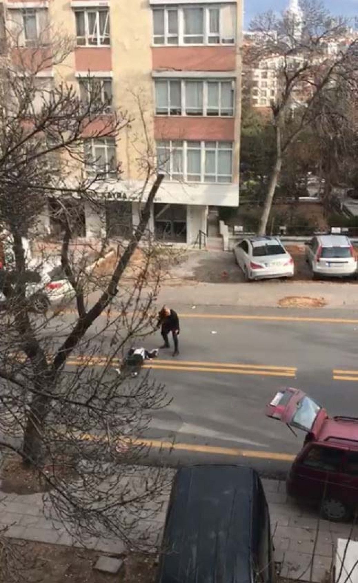 Ankara da eski eşinin sokak ortasında vurduğu kadın, entübe edildi #2