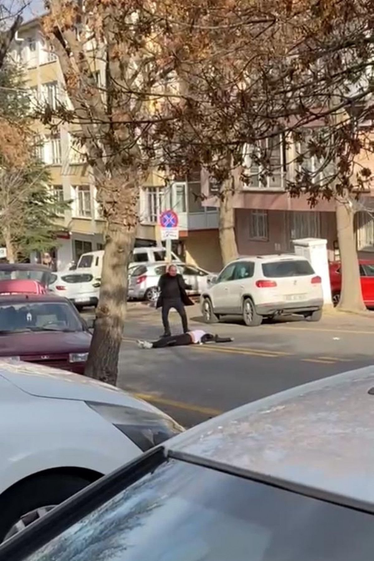Ankara da eski eşinin sokak ortasında vurduğu kadın, entübe edildi #4
