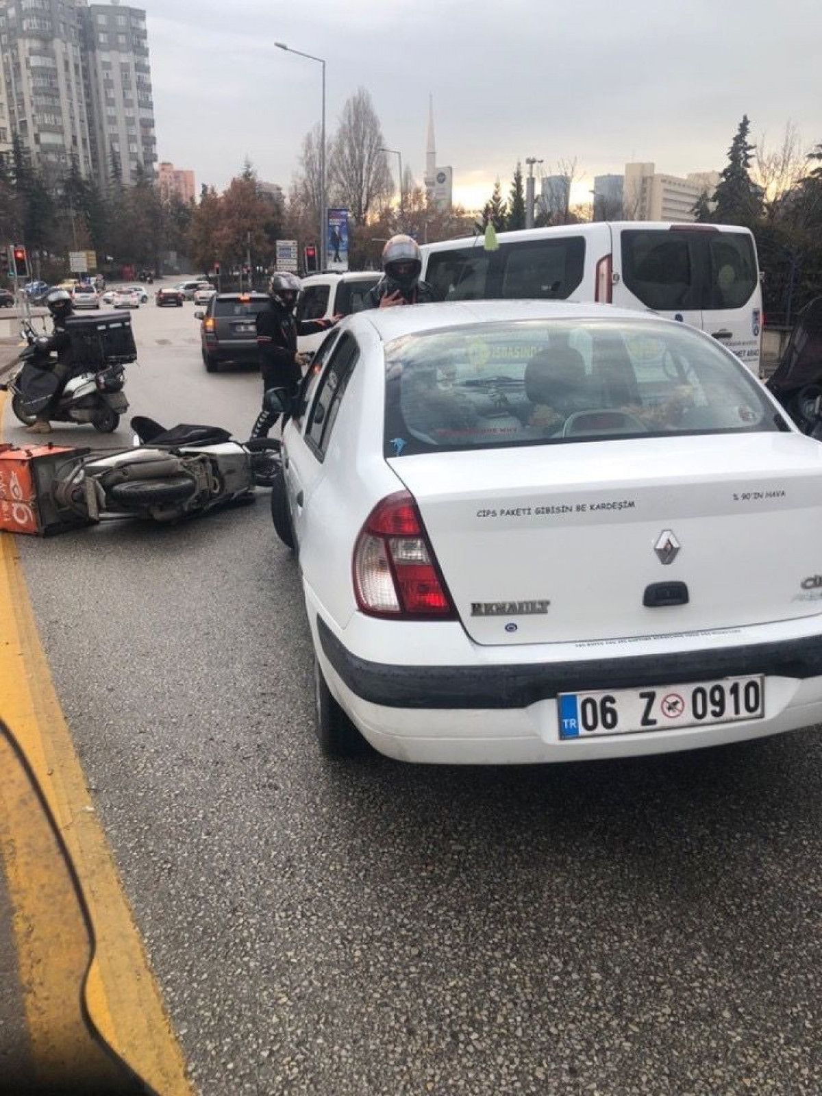 Ankara da sürücü aracını çarparak düşürdüğü kuryenin üzerine sürdü #1