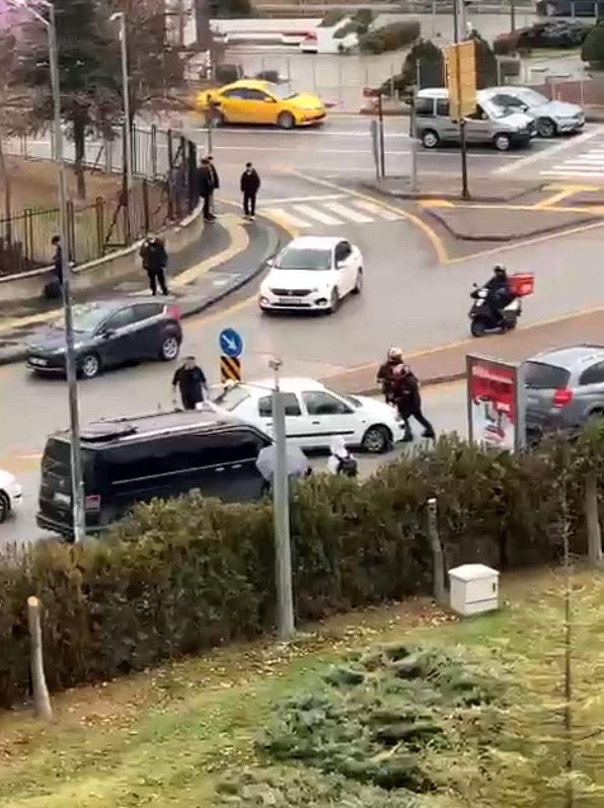Ankara da sürücü aracını çarparak düşürdüğü kuryenin üzerine sürdü #4