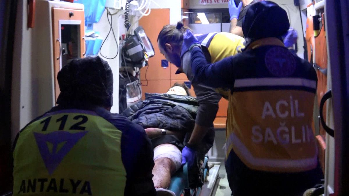 Antalya da bıçaklı yan bakma kavgası: 4 yaralı #2