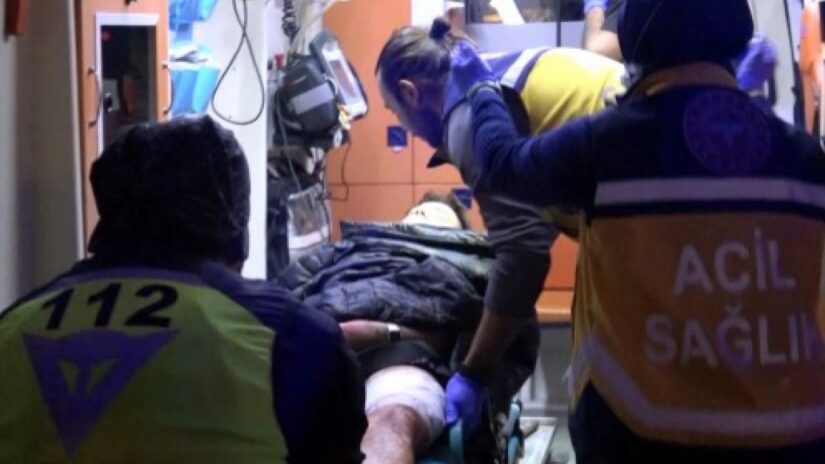 Antalya’da bıçaklı yan bakma kavgası: 4 yaralı
