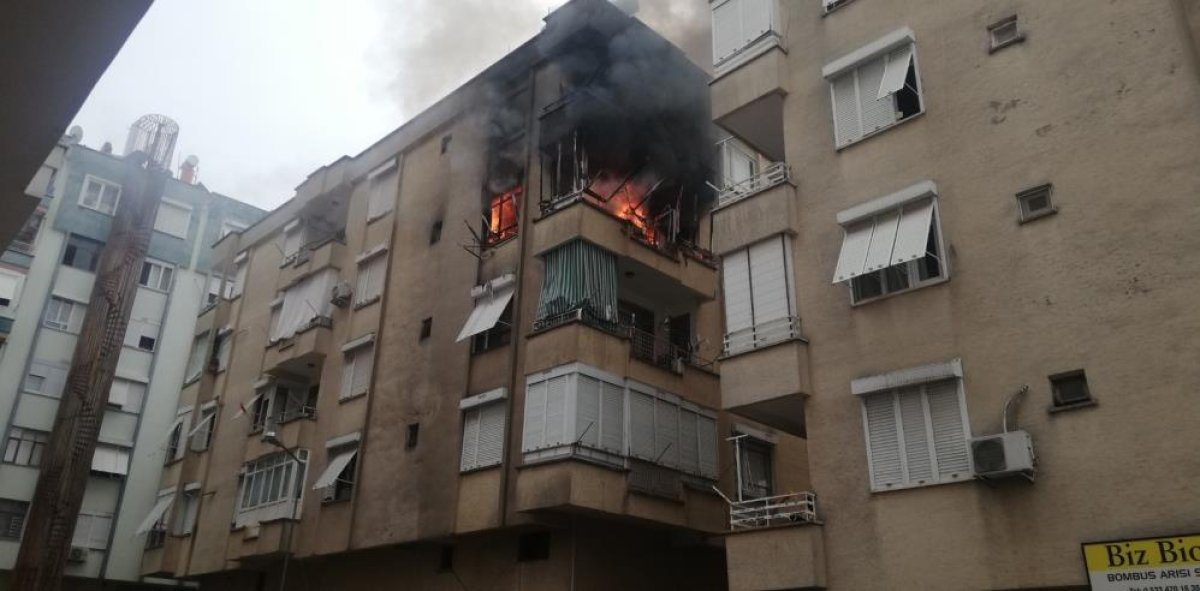 Antalya da evinde yangın çıkan vatandaş fenalık geçirdi #2
