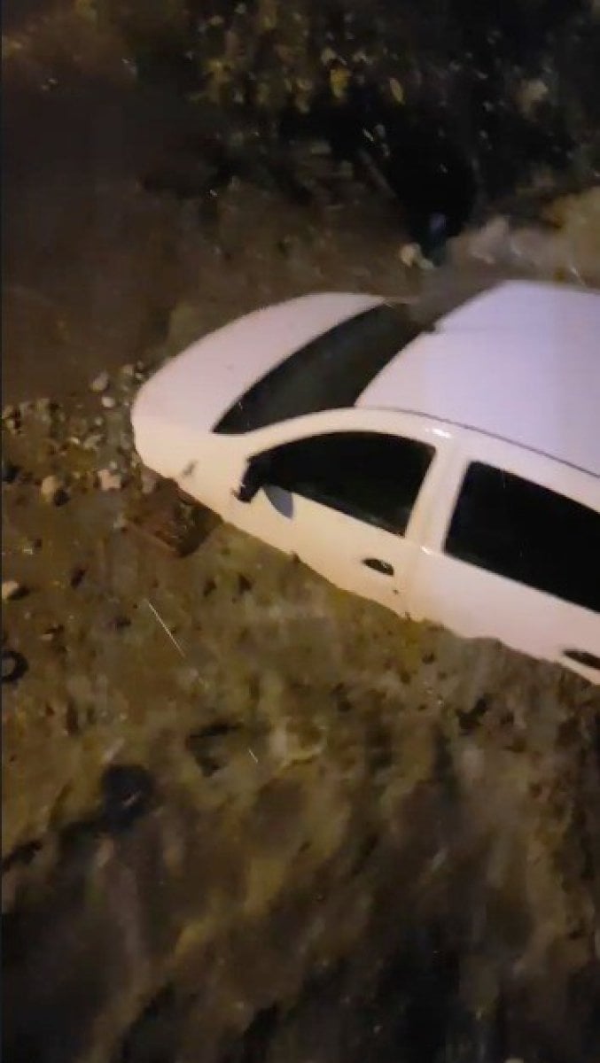 Antalya da sağanak: Evleri su bastı, araçlar zarar gördü #3