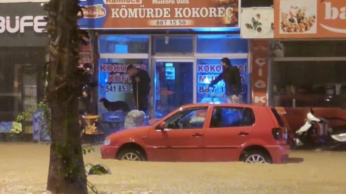 Antalya da sağanak: Evleri su bastı, araçlar zarar gördü #4