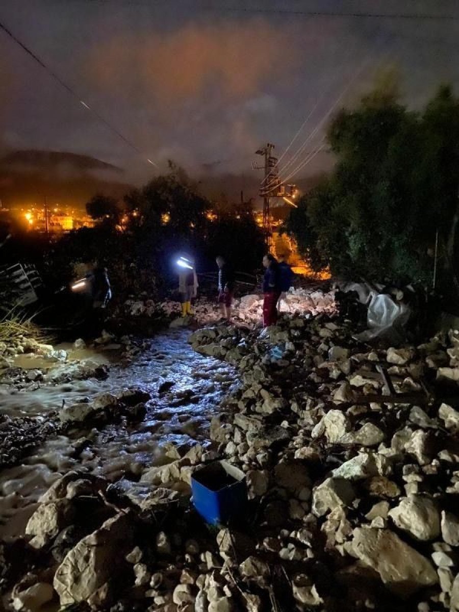 Antalya da sağanak: Evleri su bastı, araçlar zarar gördü #6