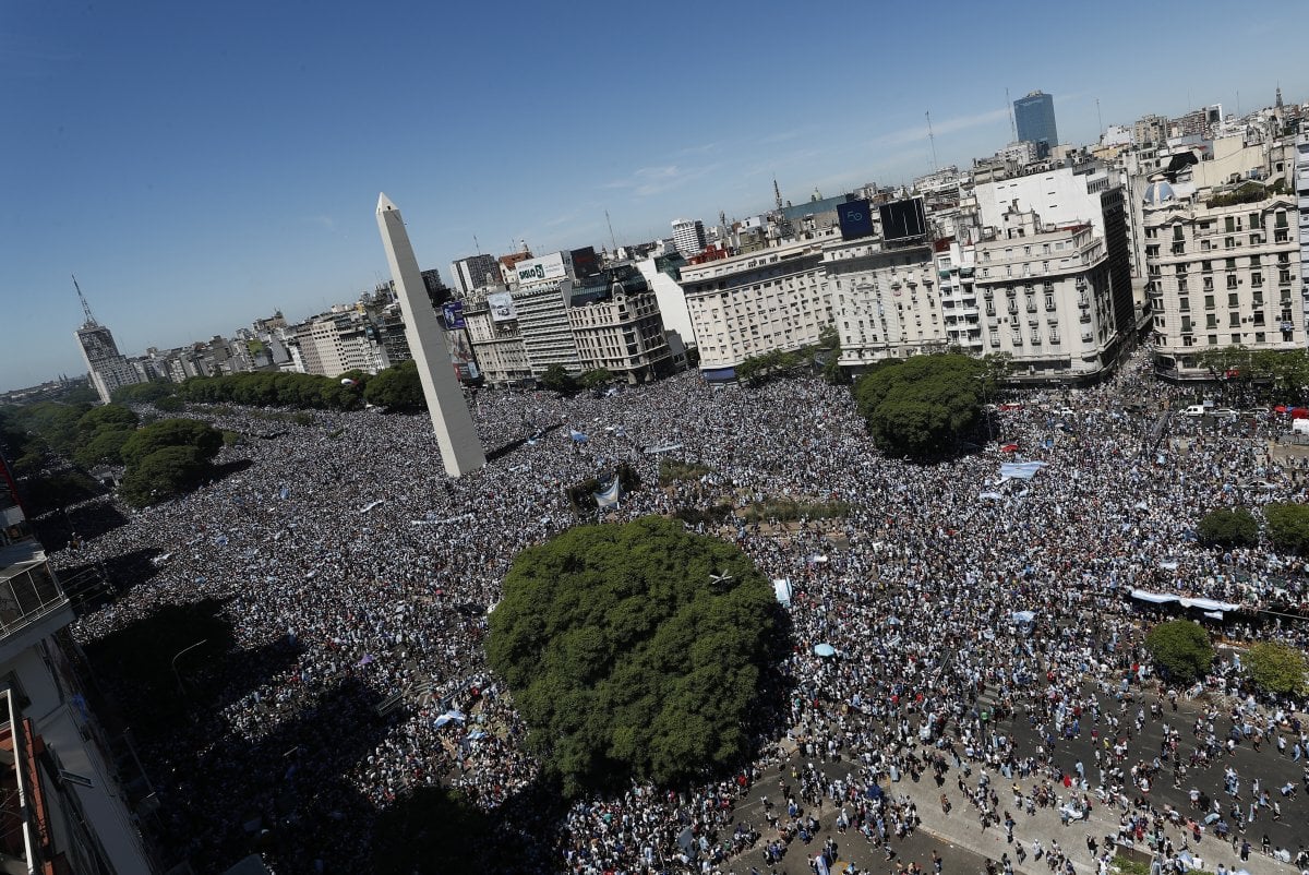 Arjantin de milyonlar, Dünya Kupası nı kazanan futbolcuları karşıladı #1