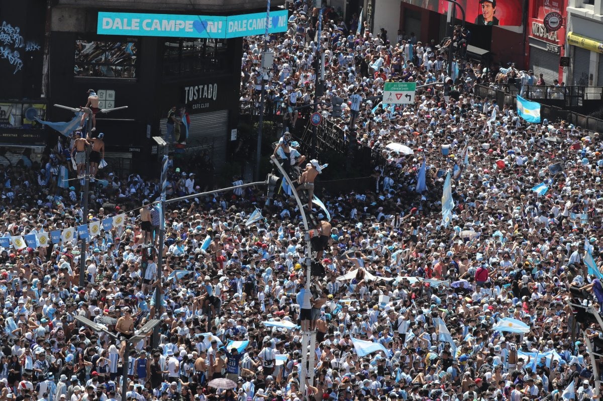 Arjantin de milyonlar, Dünya Kupası nı kazanan futbolcuları karşıladı #4