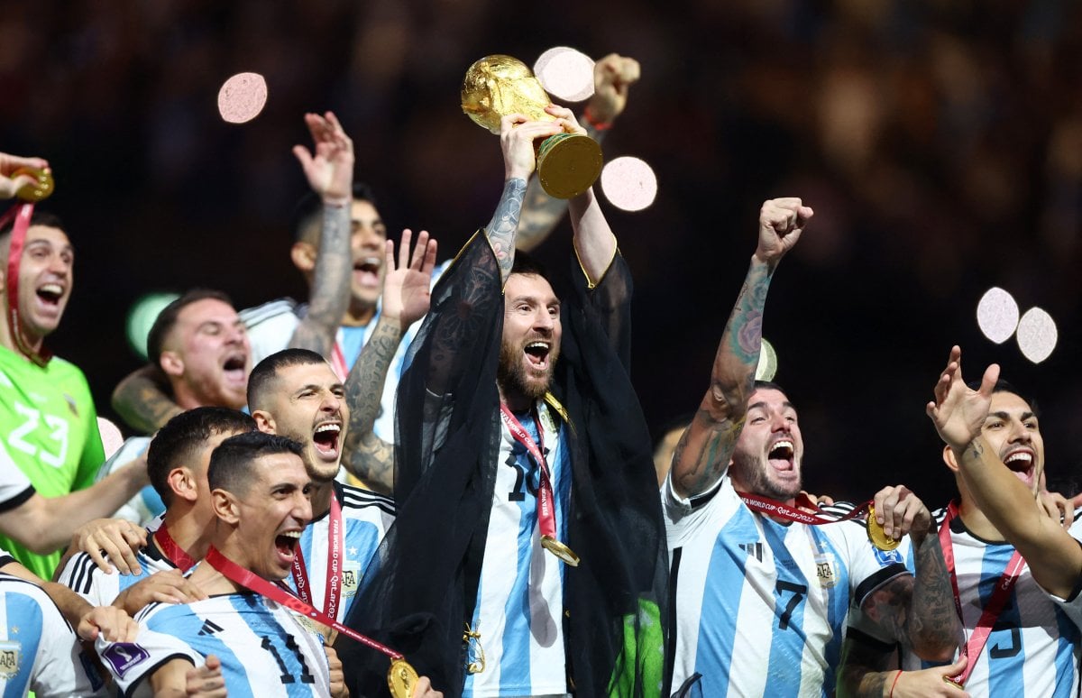 Arjantin, Dünya Kupası nı kaldırdı #1