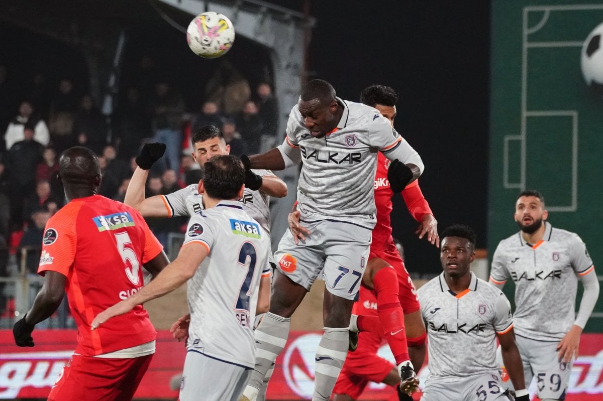 Başakşehir, Ümraniyespor u deplasmanda 3-1 yendi #1