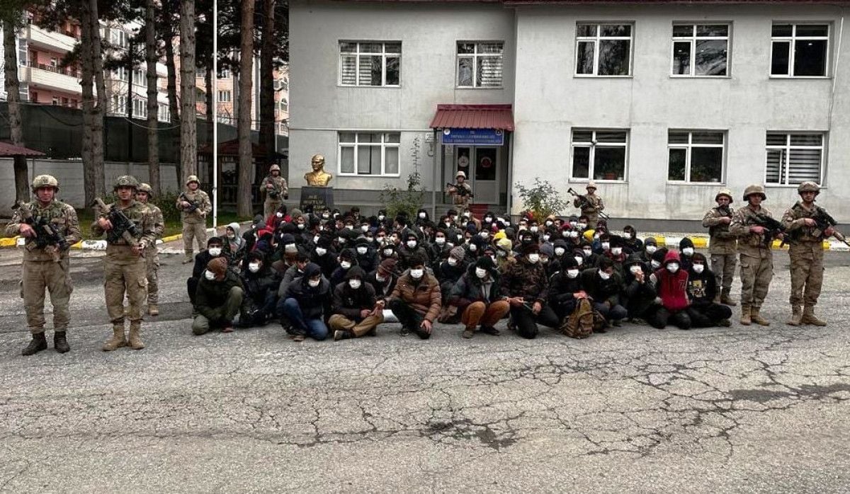 Bitlis te 130 kaçak göçmen yakalandı #1