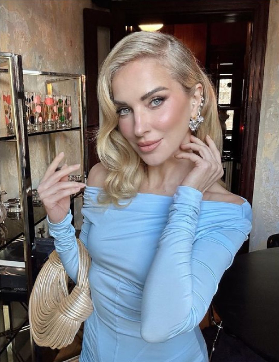 Burcu Esmersoy mavi mini elbisesiyle instagramı salladı! 46 yaşında olduğuna emin miyiz? #3