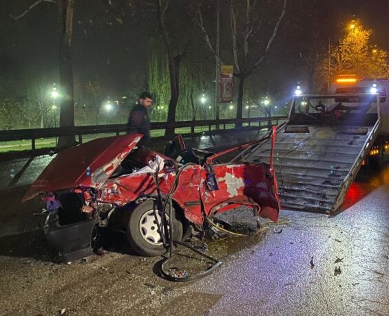 Bursa’da yaşanan kazada araba ikiye bölündü: 1 ölü