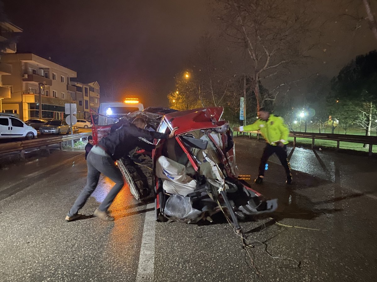 Bursa da yaşanan kazada otomobil ikiye bölündü: 1 ölü #3