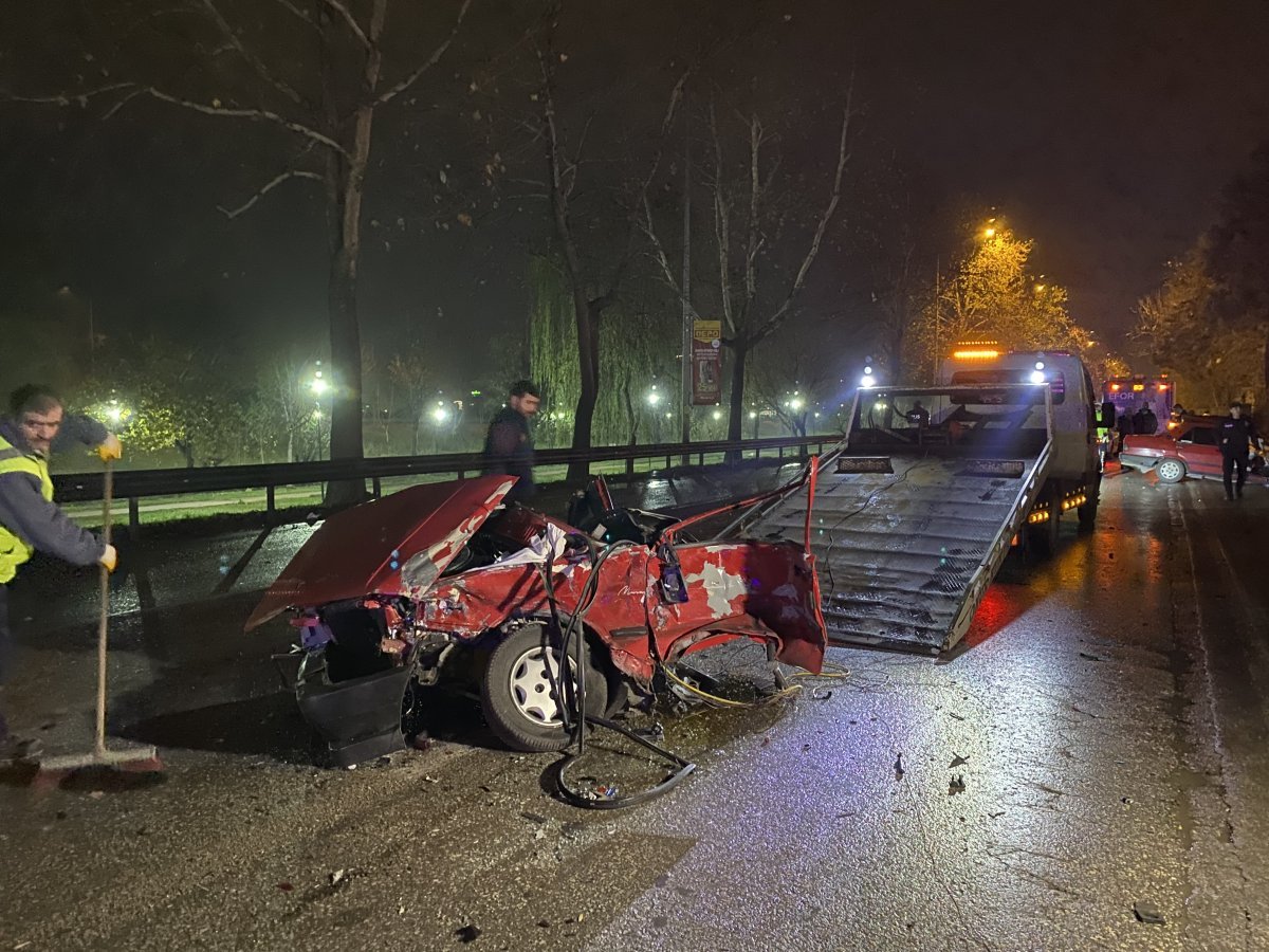 Bursa da yaşanan kazada otomobil ikiye bölündü: 1 ölü #4